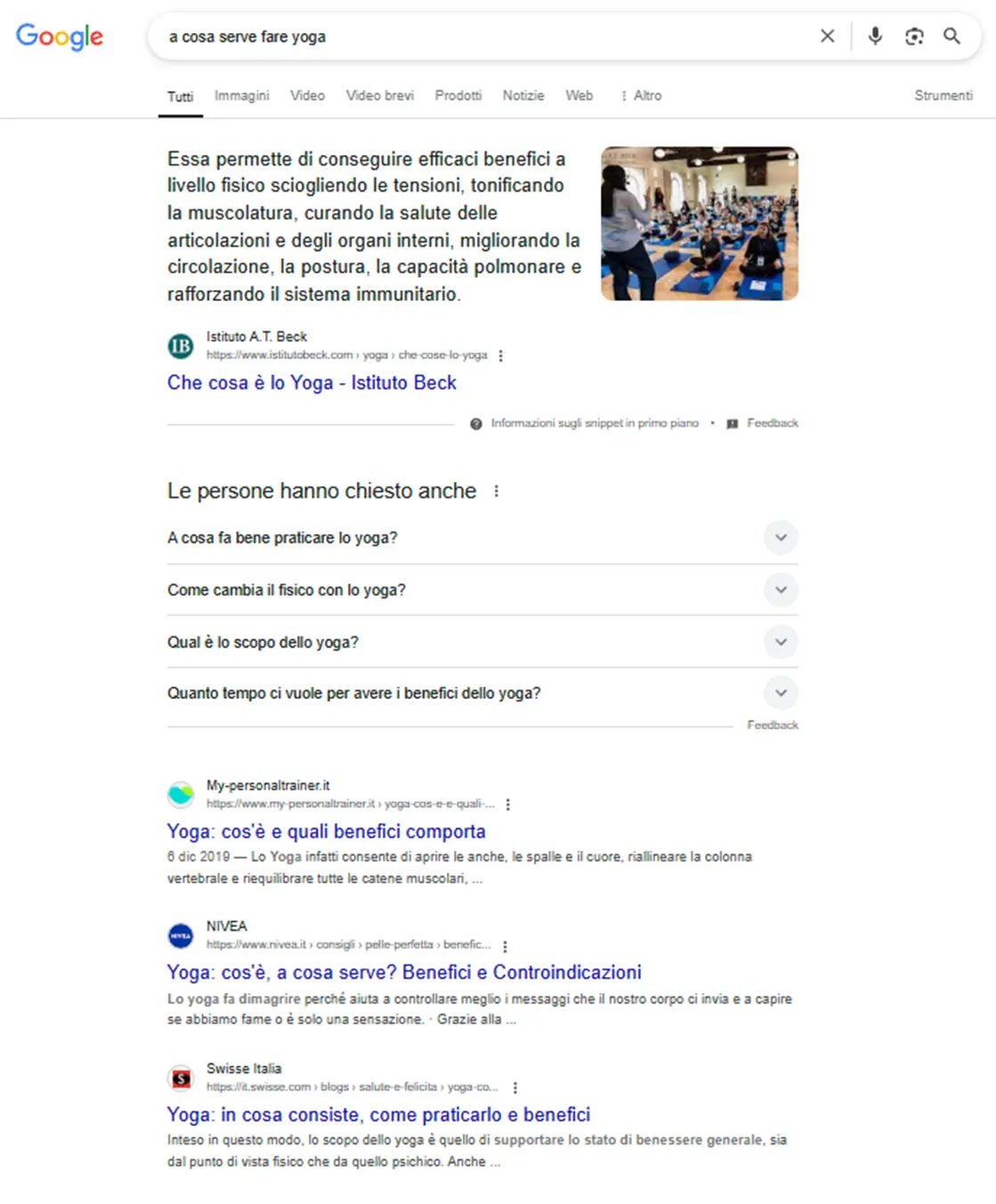 Ricerca su Google di una query informativa sullo yoga Esempio di query digitata su Google: a cosa serve fare yoga